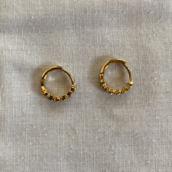 🌸small gold hoops with jewels and star detailing - Picture 1 of 4